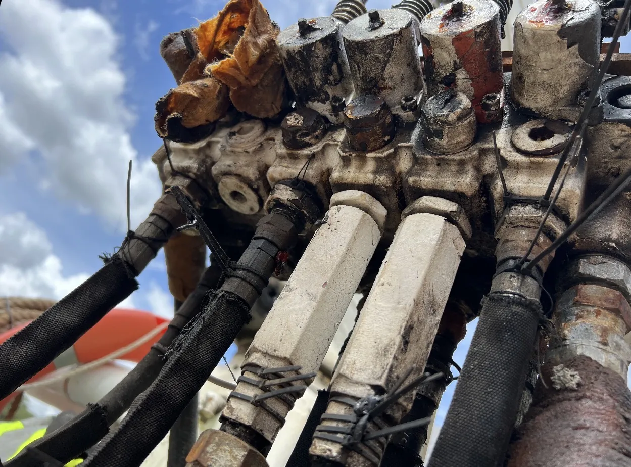 Hydraulic hoses and fittings on a drill rig